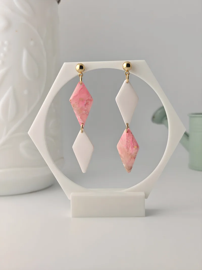 Boucles d'oreilles Arlequin, polymère rose, façonnées main — Atelier Ora