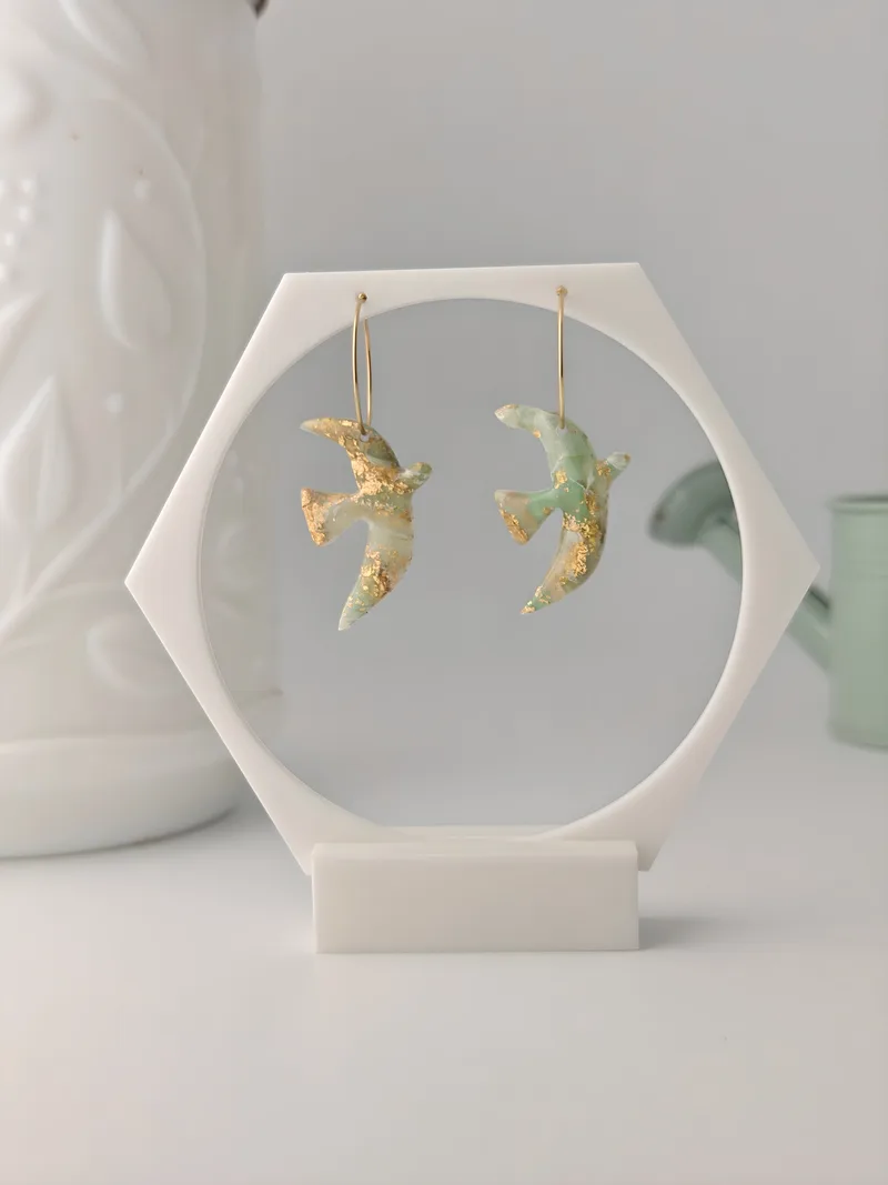 Boucles d'oreilles Colombe, polymère vert doux, façonnées main — Atelier Ora