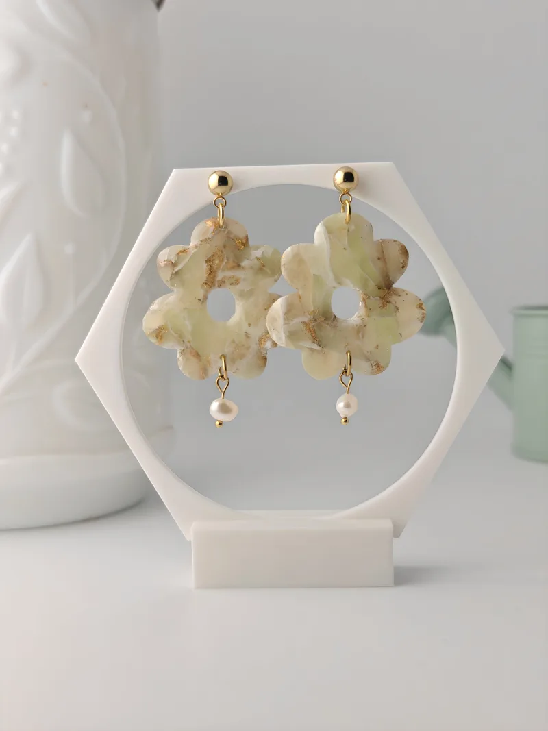 Boucles d'oreilles Héloïse, polymère beige, façonnées main — Atelier Ora