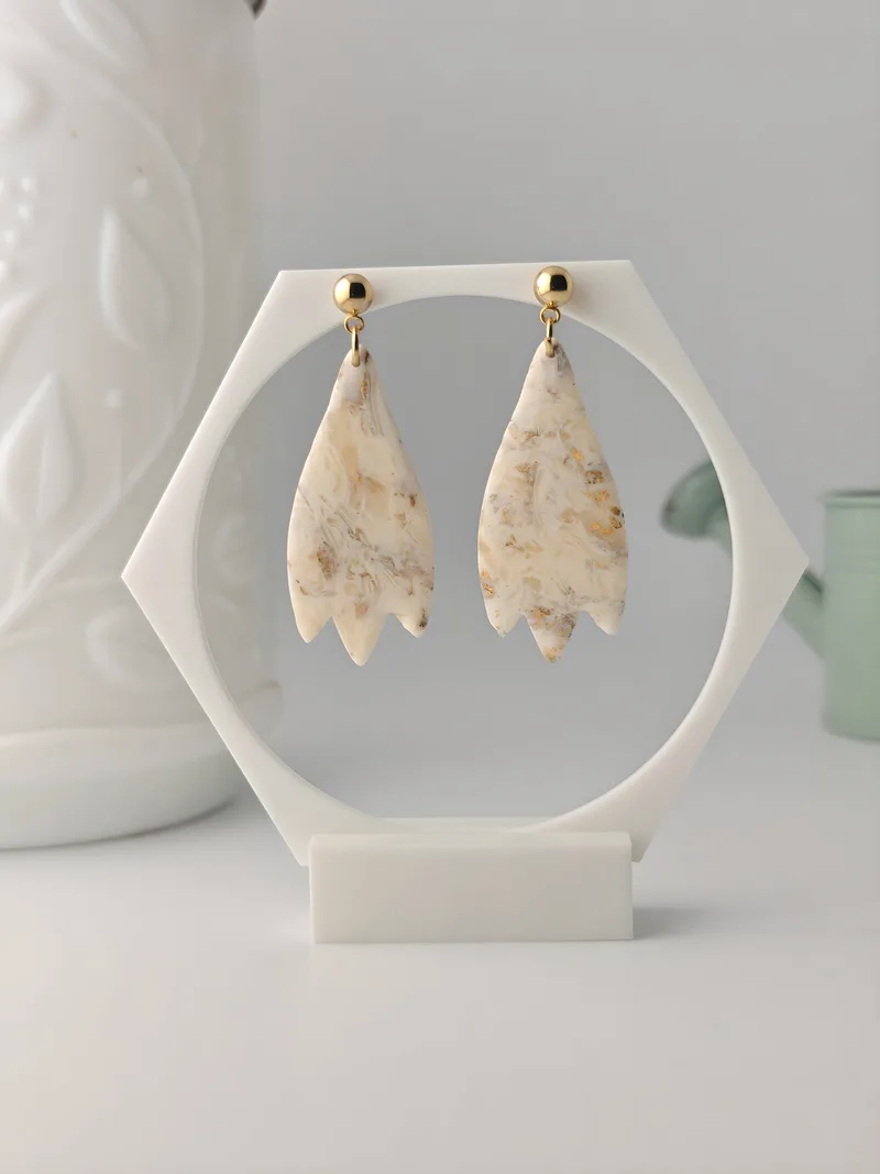 Boucles d'oreilles Isaure, polymère beige, façonnées main — Atelier Ora
