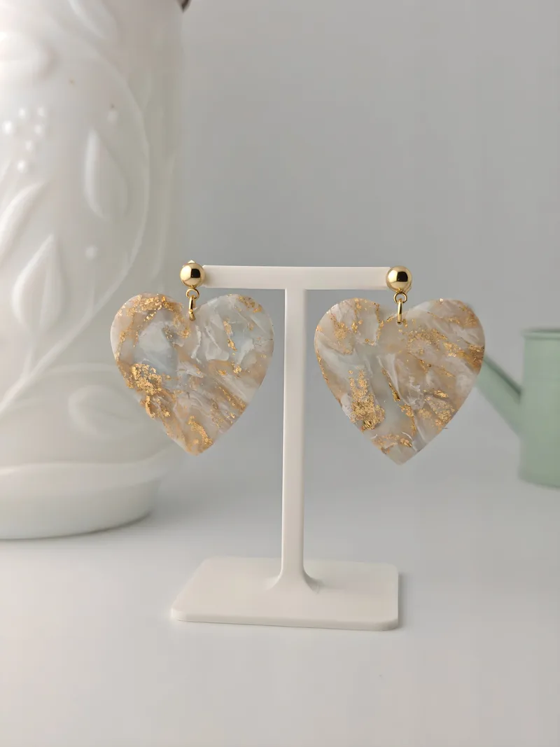 Boucles d'oreilles Lucile, polymère beige, façonnées main — Atelier Ora