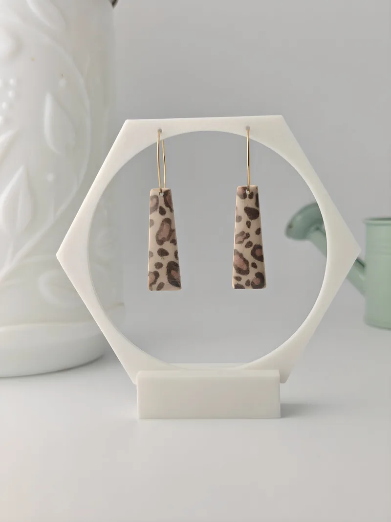 Boucles d'oreilles Zélie, polymère crème tacheté façon animal — atelier Ora Angers